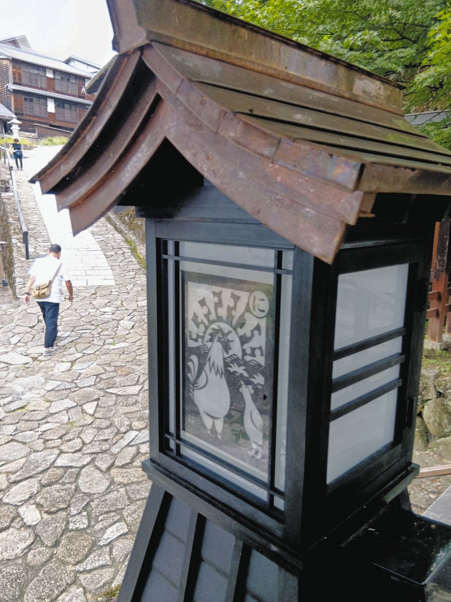 島崎藤村の「いろはかるた」をリニューアル 馬籠宿の情景を切り絵作家