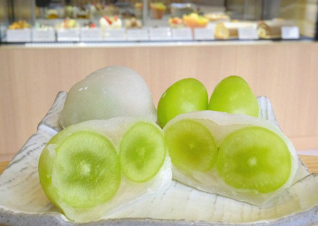 緑の大粒 白あんで包む シャインマスカット大福 日刊県民福井web 緑の大粒 白あんで包む シャインマスカット大福 日刊県民福井web