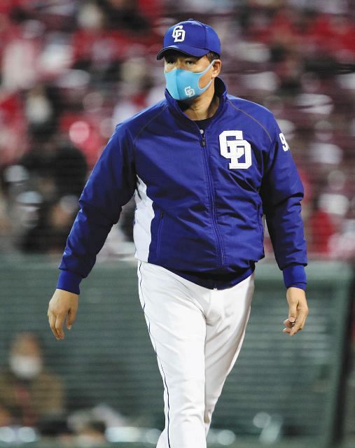 4回表を終えて選手交代を告げる与田監督=11日、マツダスタジアムで