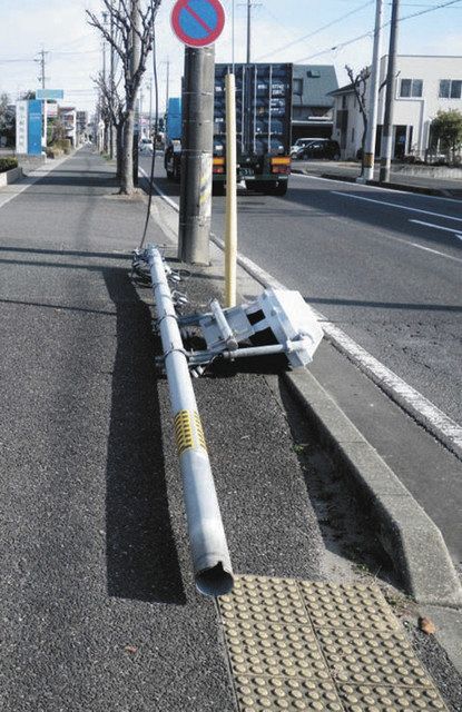 鈴鹿の市道交差点 歩行者用信号が倒壊 けが人なし 中日新聞web