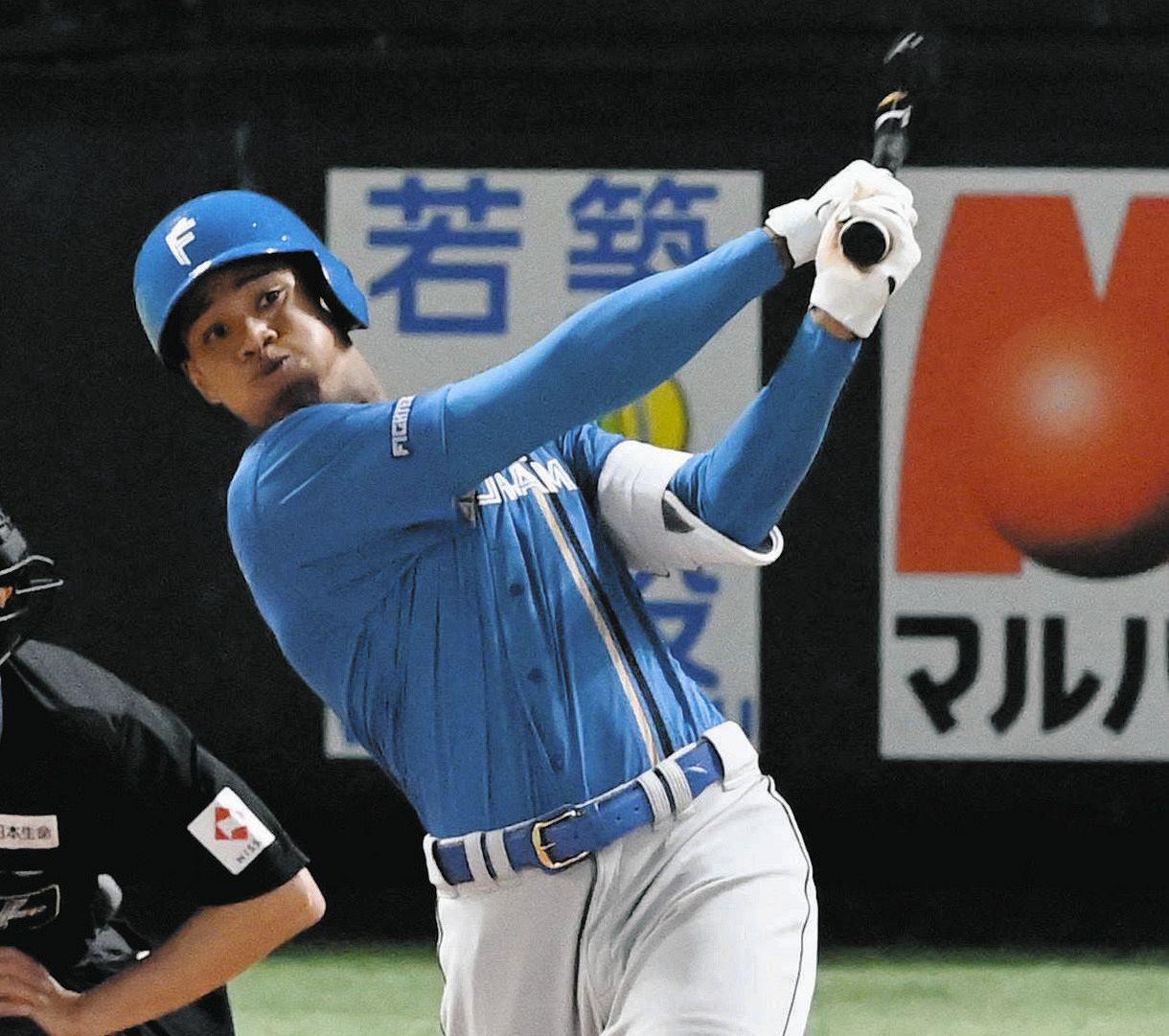 ２回表１死、左翼席に同点ソロを放つ日本ハム・万波
