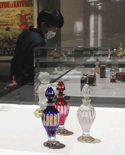 展示室に並ぶガラスの香水瓶など＝津市大谷町の県立美術館で 