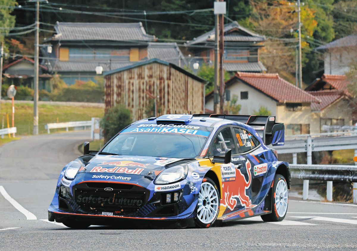 新設された小原SSを激走するラリーカー