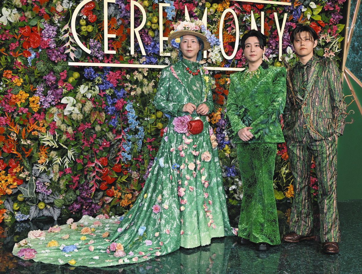 ◇ミセス主催のショー 日向坂46、LE SSERAFIM…グリーンカーペット登場