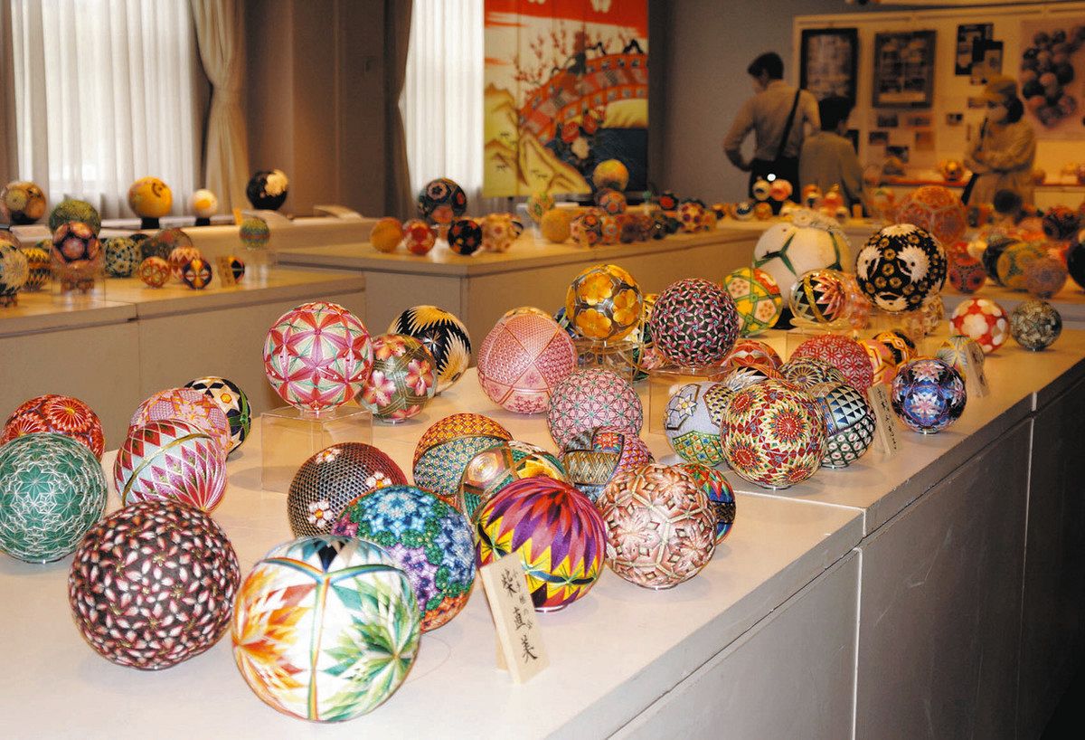 愛あふれる加賀手まり 金沢「小手毬の会」 第50回作品展：北陸中日
