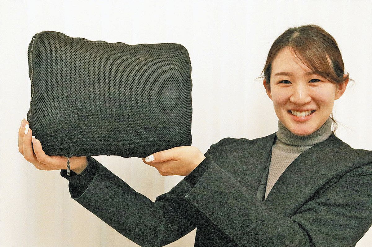 一つで寝袋、布団、ブランケットに カズマが開発 防災用の寝具：日刊