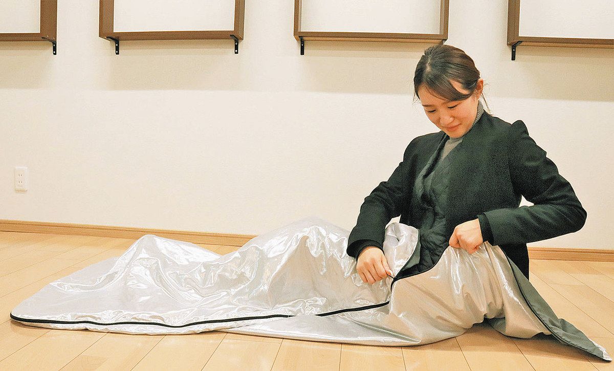 一つで寝袋、布団、ブランケットに カズマが開発 防災用の寝具：日刊