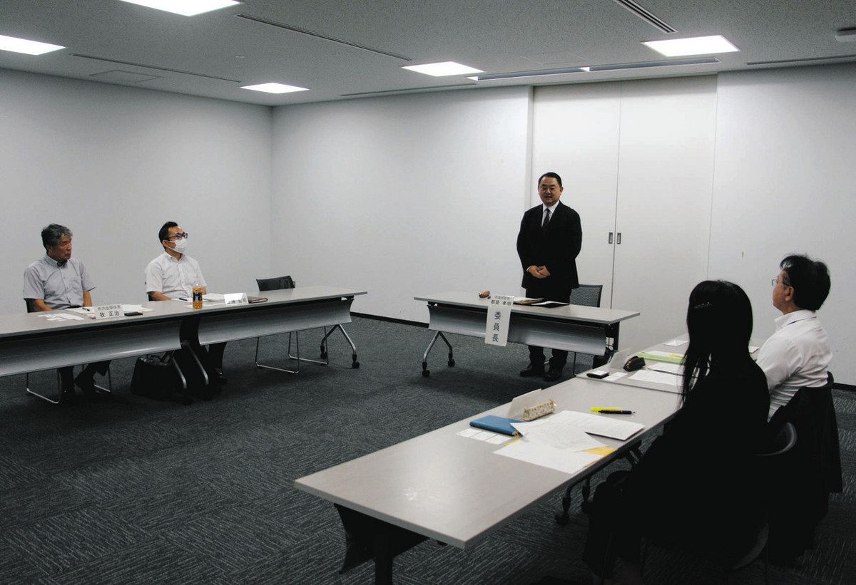 学校規模適正化検討委の会議であいさつする都築委員長（中央）＝西尾市役所で
