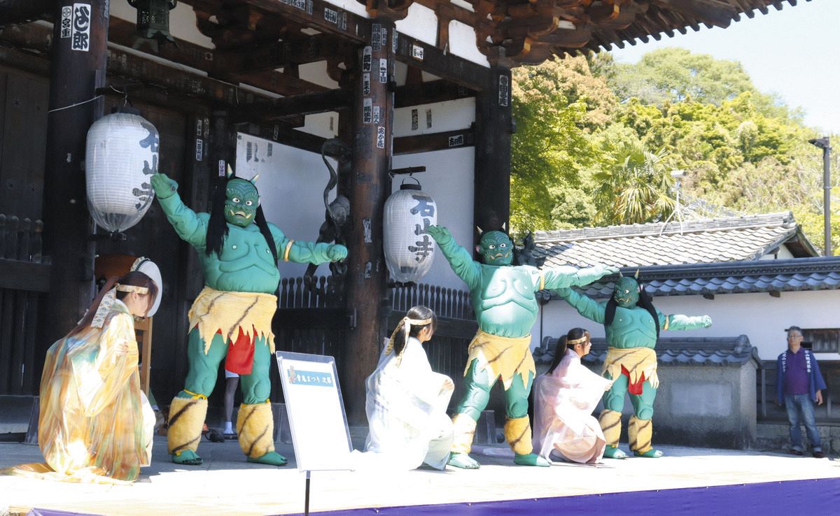 大津・石山寺で「青鬼まつり」 死後鬼の姿になった学僧しのぶ：中日新聞Web