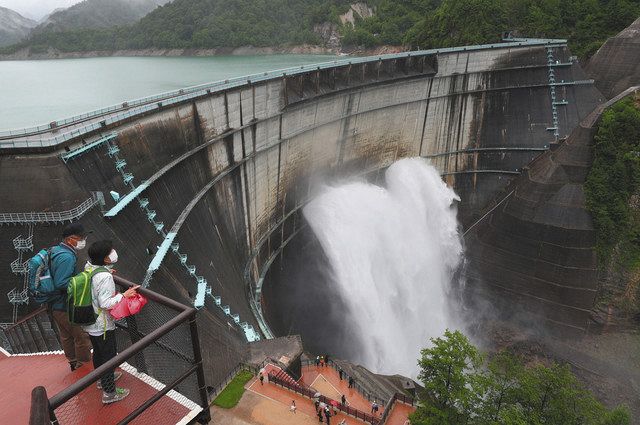 ストレスも飛ぶ 豪快さ 黒部ダム 観光放水始まる 北陸中日新聞web