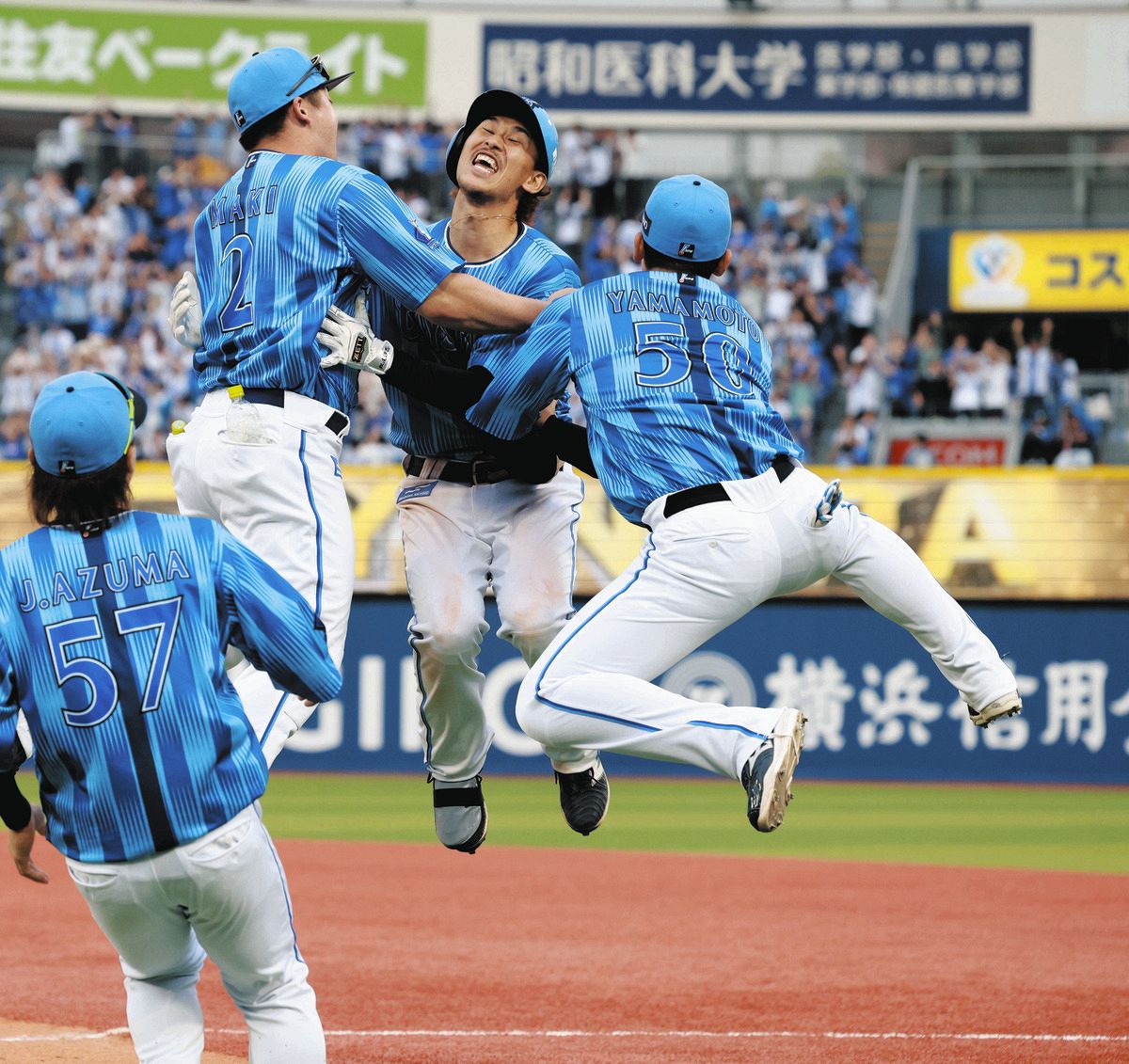 １０回ＤｅＮＡ１死満塁、サヨナラ打を放ちＤｅＮＡ・牧秀悟らと歓喜のＤｅＮＡ・三森大貴（中）