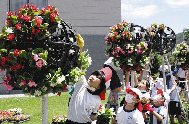 フラワーボールにベゴニアを配置する子どもら＝松本市水汲のキッセイ文化ホールで 