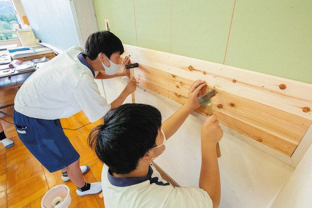 スギ板を教室の壁に打ち付ける子どもたち＝新城市内で（イトコー提供）