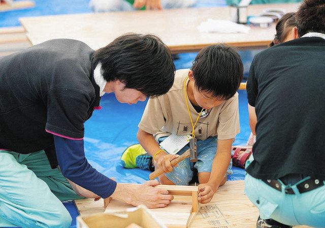 大工仕事を体験する子どもたち＝豊川市内で（イトコー提供）