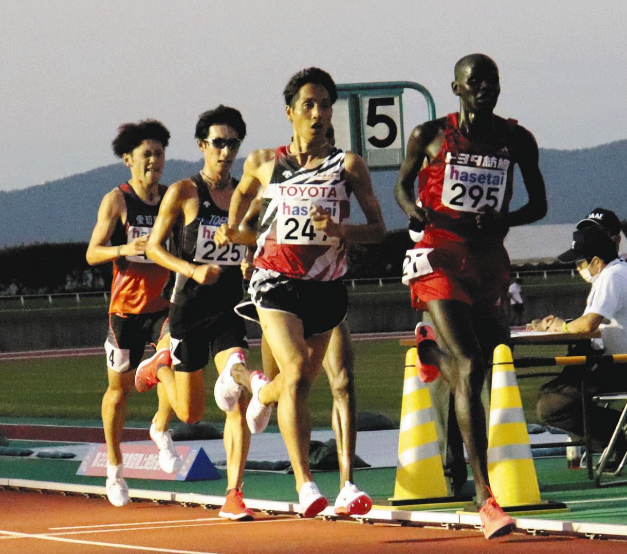 男子1万メートルで日本人トップの2位だったトヨタ自動車の西山雄介（右から2人目）