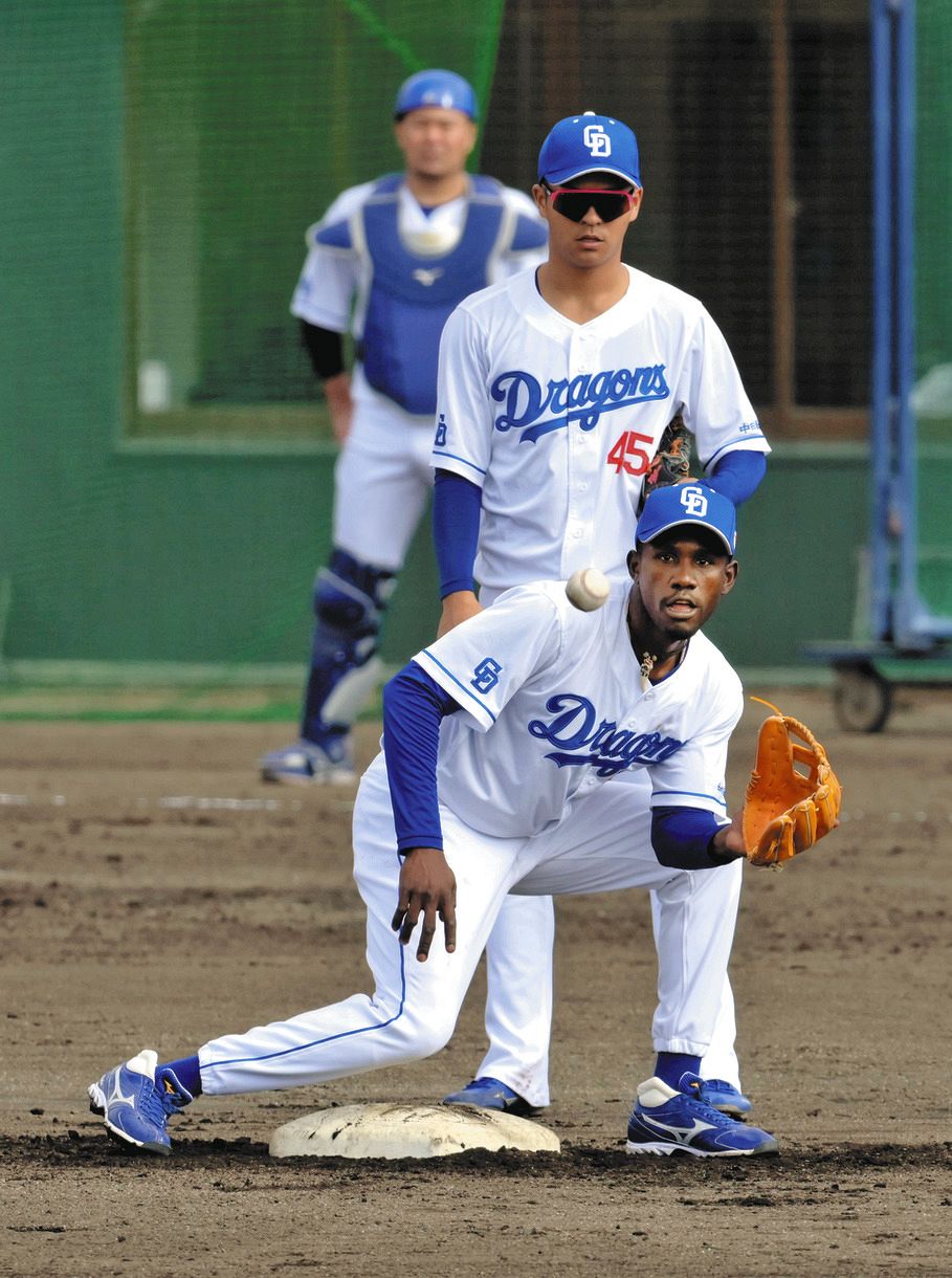 中日】新外国人カリステ「インディオと呼んでくれ」 軽快な守備見せ