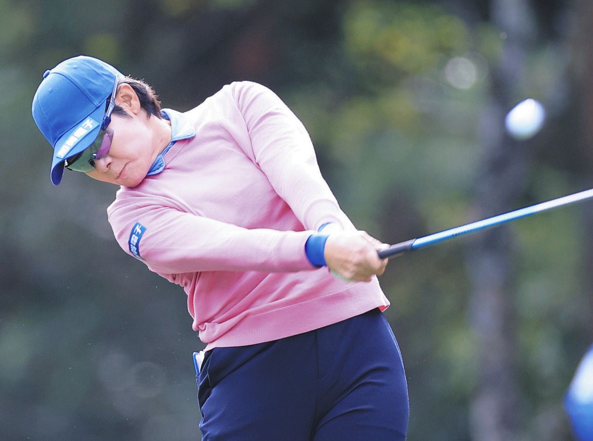 シード末席 の川岸史果 66 をマークし5位浮上 明日も1つでも上位で 河本50位 安田36位と苦戦中 女子ゴルフ 中日スポーツ 東京中日スポーツ