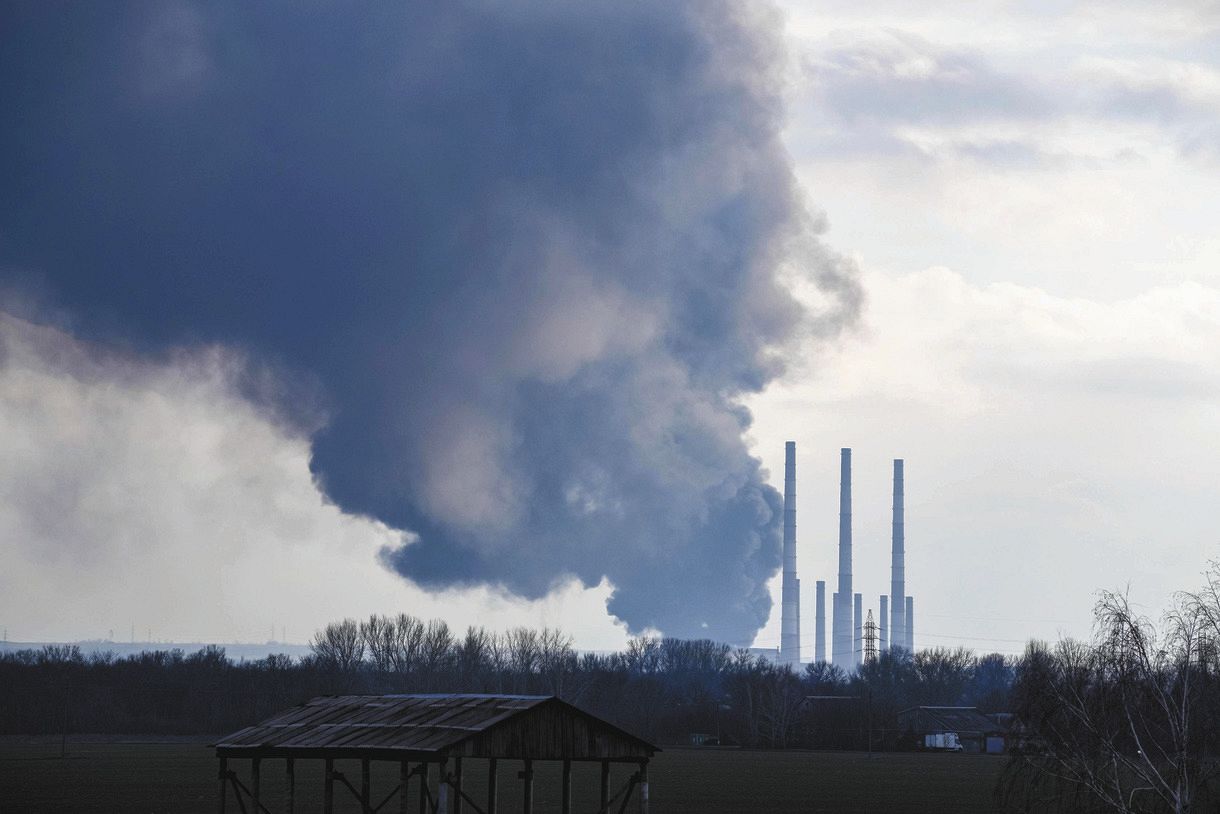 ２２日、ウクライナ東部で砲撃を受けて黒い煙が立ち上る発電所（ＡＰ＝共同）