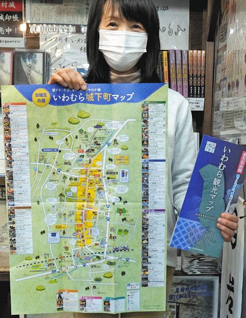 恵那市観光協会岩村支部が刷新した観光マップ＝恵那市岩村町の同支部で 
