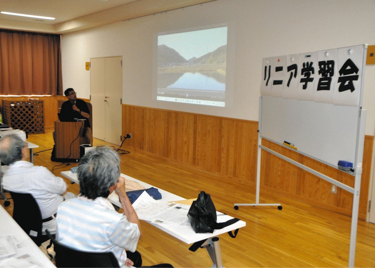 瑞浪市大湫町の現状を映像で確認する住民たち＝中津川市の苗木交流センターで