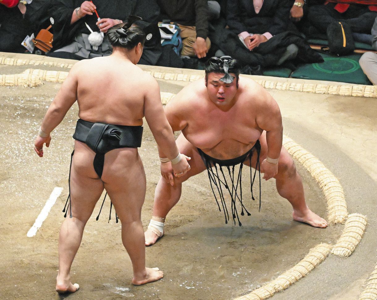 霧馬山（左）にすくい投げで敗れた貴景勝