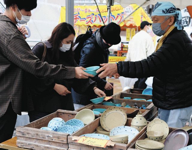 陶製狛犬、光の演出でお色直し 「せと陶祖まつり」廉売市も活気：中日