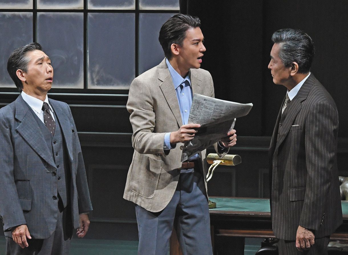 舞台「検察側の証人」でレナード役を演じる主演の小瀧望（中）。左は梶原善