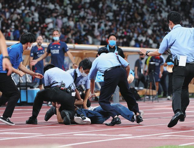 国立競技場ピッチにまたも 乱入 男性が取り押さえられるも非難相次ぐ パリ サンジェルマン川崎戦 中日スポーツ 東京中日スポーツ