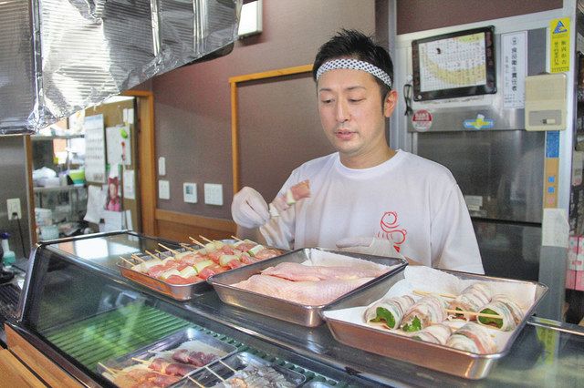 仕込みを行う瀧本克忠さん。創作メニューも開発、「また来たいと思ってもらえる店に」と努力を重ねる＝福井県勝山市で