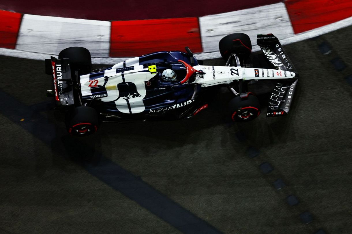 角田裕毅は1周目に他車との接触でリタイア「パンクした」【F1 