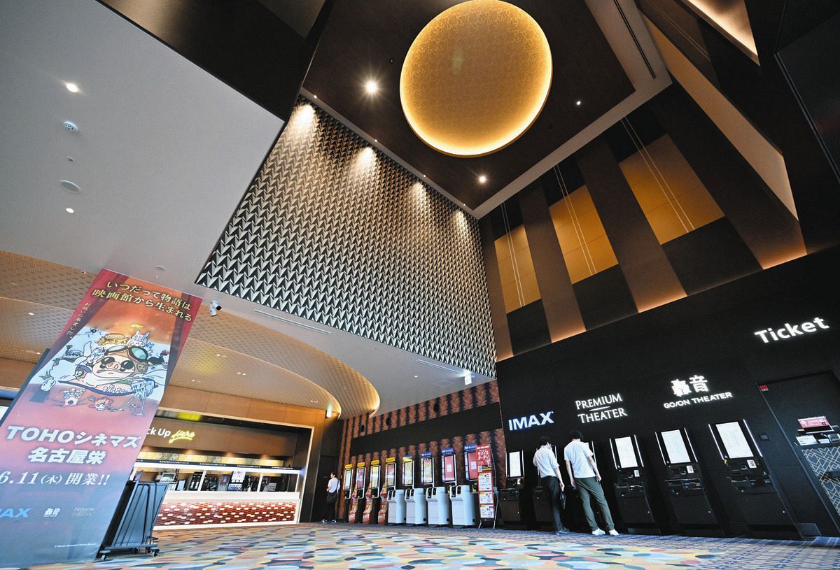内覧会が行われた「TOHOシネマズ名古屋栄」のロビー＝8日、名古屋市中区のザ・ランドマーク名古屋栄で