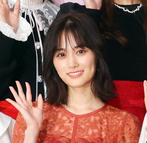 制服姿の乃木坂46山下美月「先輩の名前が書いてある衣装に袖を通す手が