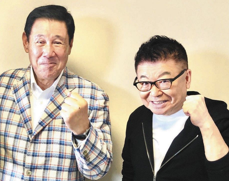 「さぁ、金メダルだぁ〜！」と７日の東京五輪野球決勝戦に向けて気合を入れる田淵幸一氏（左）と生島ヒロシ