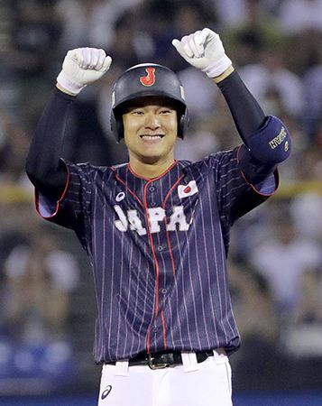 大学日本代表戦の５回、左中間へ２点二塁打を放ちガッツポーズする石川