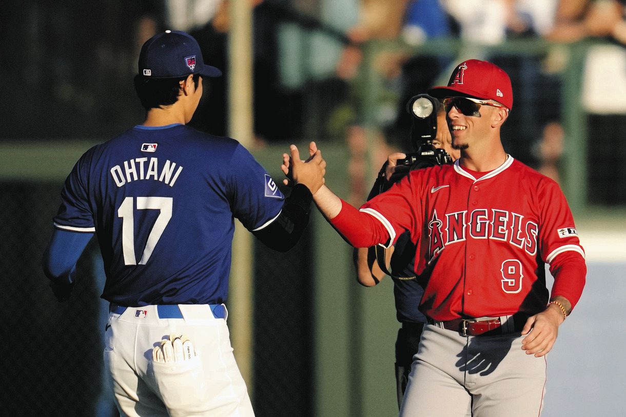 ◇大谷翔平、エンゼルスのネトとあいさつする【写真】：中日スポーツ