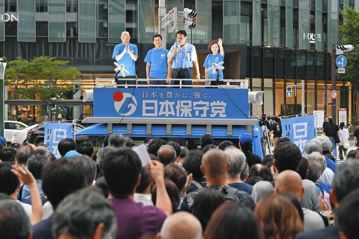 街頭演説する日本保守党の（左から）百田尚樹代表、広沢一郎事務局次長、河村たかし共同代表、有本香事務総長＝名古屋・名駅で