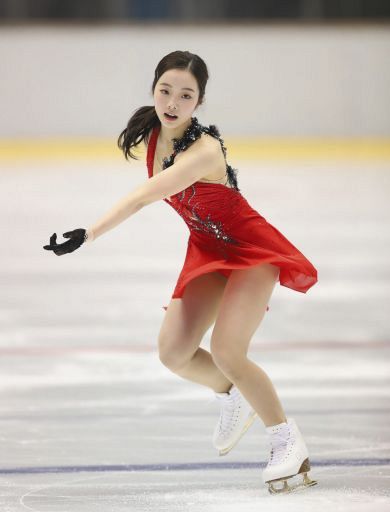 写真 真っ赤な衣装の真凜 中日スポーツ 東京中日スポーツ