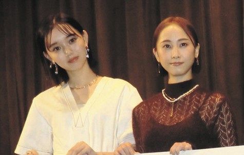 公開記念舞台あいさつに登壇した左から江野沢愛美、松井玲奈