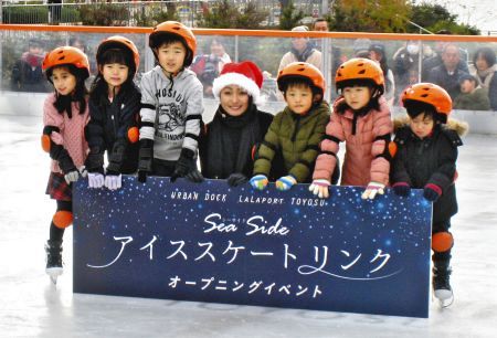 安藤美姫がサンタ姿で登場 子どもたちにスケートレッスンのプレゼント 中日スポーツ 東京中日スポーツ