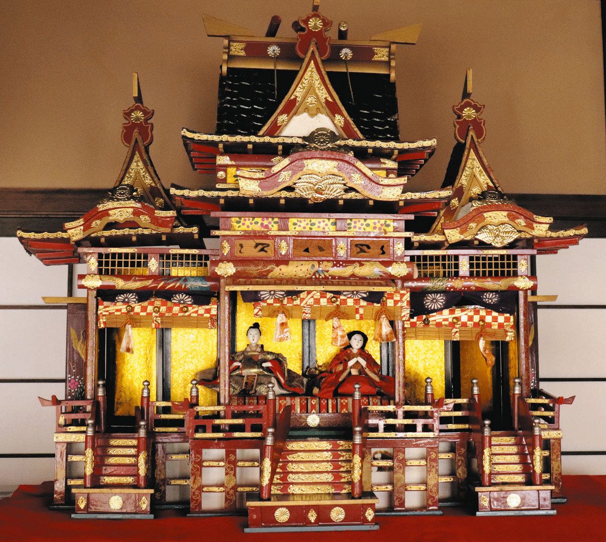 最上段にきらびやかな御殿飾り 3月8日まで、湖西・新居でおひなさま展