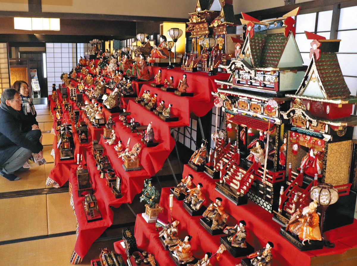 最上段にきらびやかな御殿飾り 3月8日まで、湖西・新居でおひなさま展