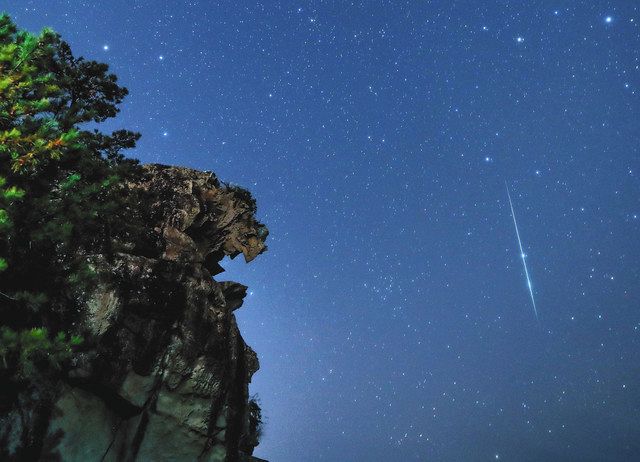 輝く流星群 彩る世界遺産 熊野 獅子岩で ふたご座 くっきり 中日新聞web 輝く流星群 彩る世界遺産 熊野 獅子岩で ふたご座 くっきり 中日新聞web
