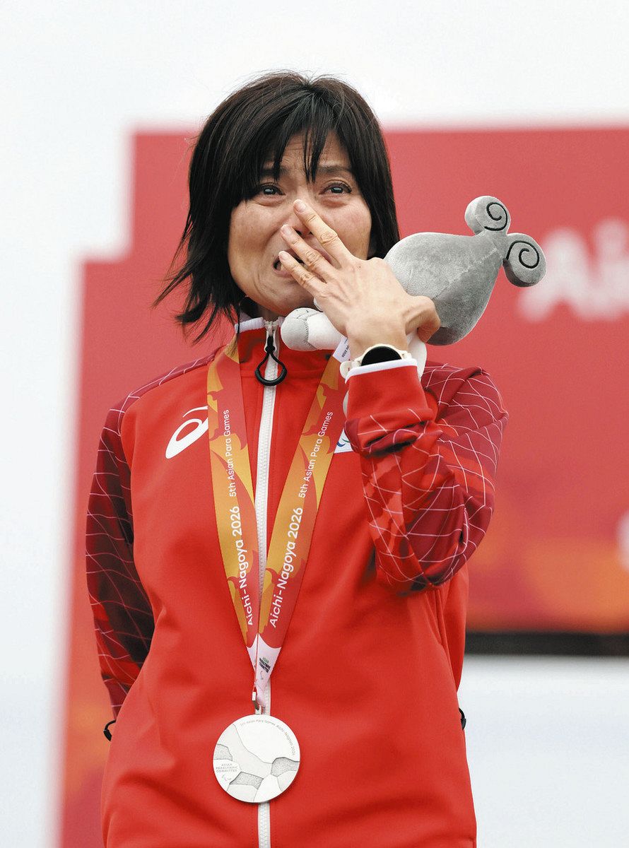 表彰式で、銀メダルを首に掛けて涙する杉浦佳子＝23日、日本サイクルスポーツセンターで（益田樹撮影）
