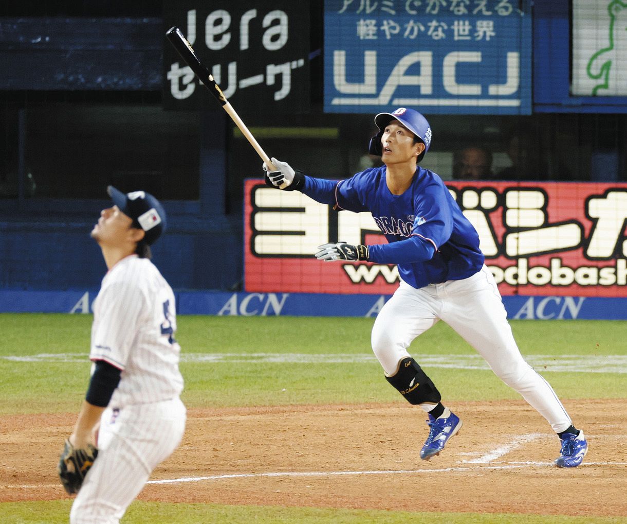 ４回表１死一、二塁、中日・森駿が先制３ランを放つ。投手高梨