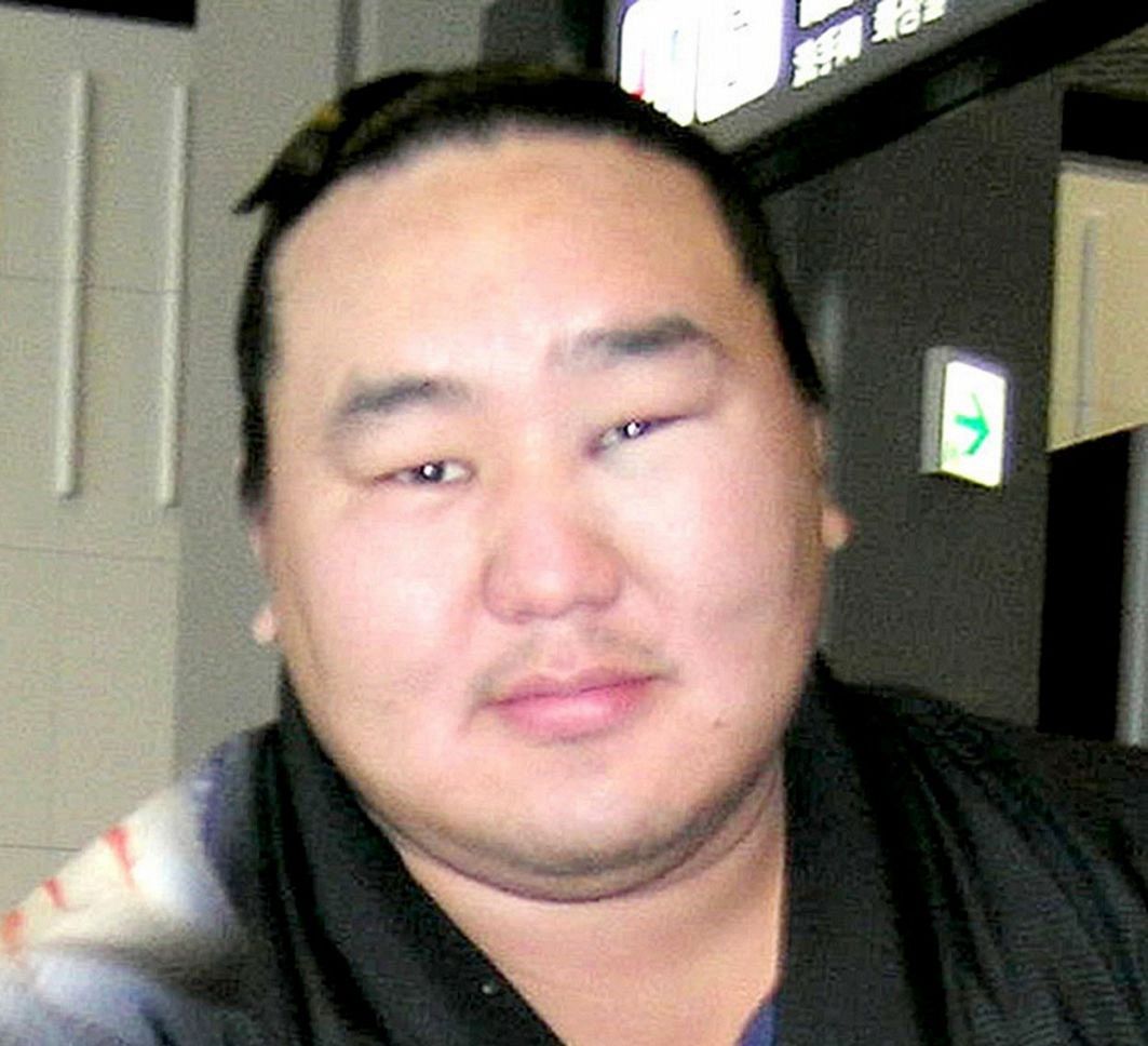 元朝青龍・ダグワドルジさん、緊急手術「少しずつ元気に」妻と仲良し