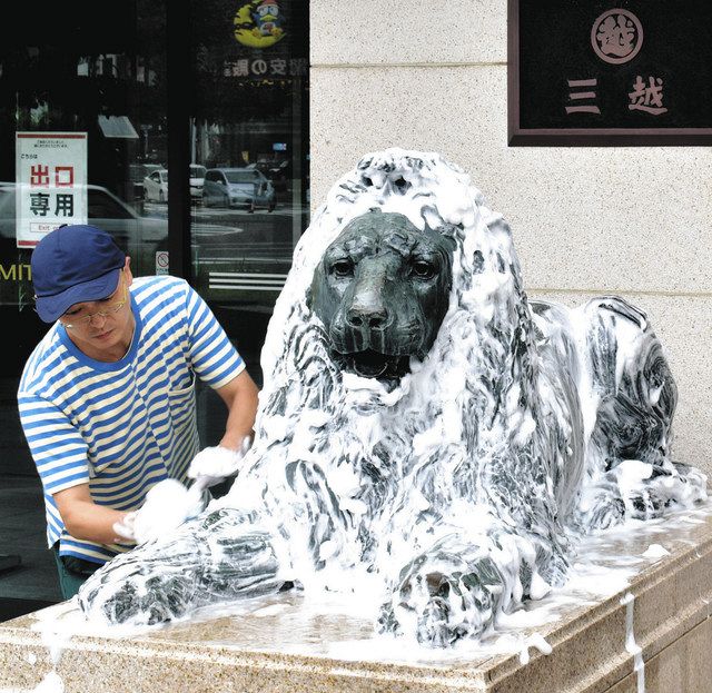 三越ライオン像が泡まみれ⁉ 名古屋栄店でアートパフォーマンス：中日