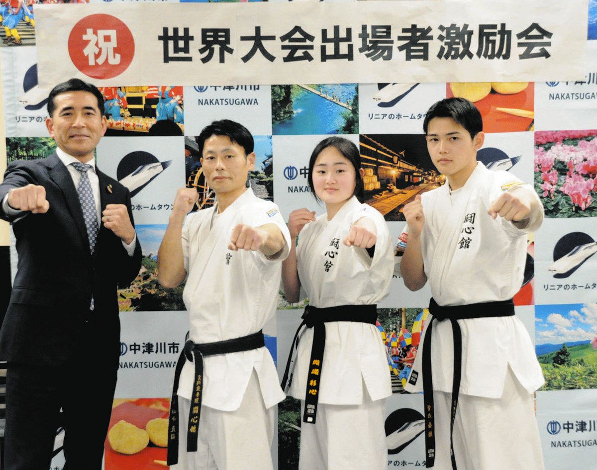 小栗市長（左端）に出場を報告する（右隣から）田中さん、纐纈さん、曽我さん＝中津川市役所で
