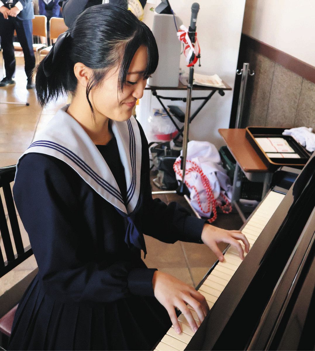 ストリートピアノ楽しんで JR伊賀上野駅に市が設置、高校生ら思い思いに演奏:中日新聞Web