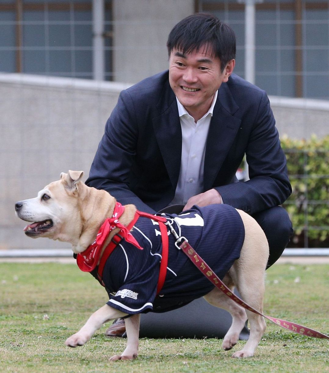 写真】「岩瀬犬」との再会に笑顔の元中日・岩瀬仁紀さん：中日スポーツ