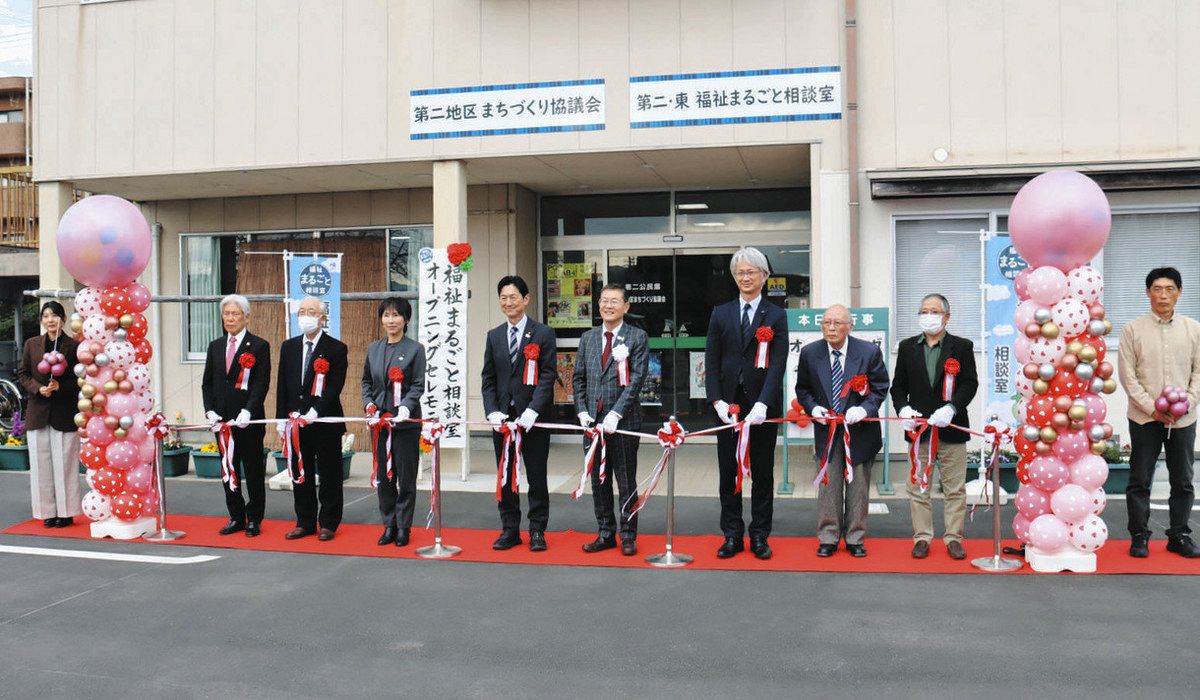 テープカットをして開設を祝う関係者＝松阪市垣鼻町で
